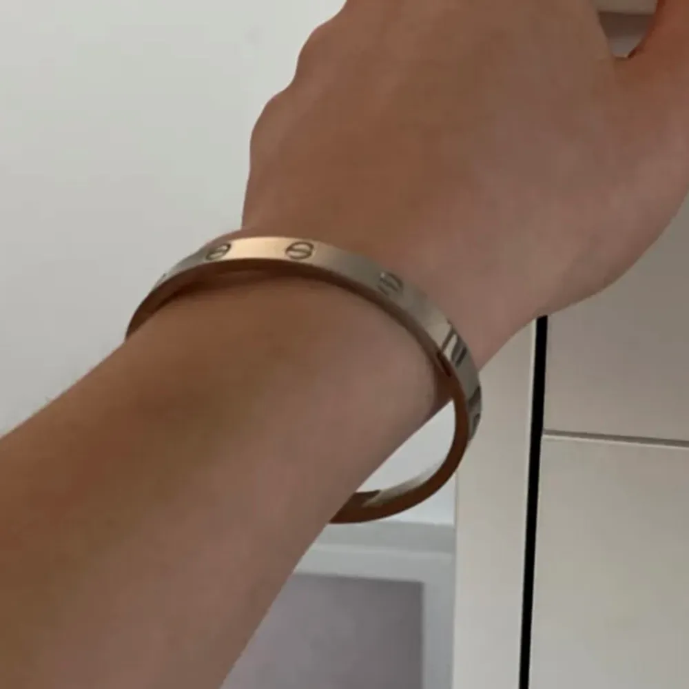 ”Cartier” liknade armband   Använd 3-4 gånger . Accessoarer.