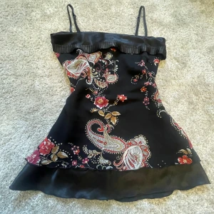 Vacker topp - Säljer denna topp då jag inte tycker den passar mig så bra💗(står ingen storlek men uppskattar till S)