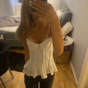 Vit korsettliknande topp - Säljer en superfin vit korsettliknande topp i storlek XS. Toppen är perfekt för festliga tillfällen och har en lätt utsvängd nederkant som ger en fin siluett. Skriv privat för fler frågor eller bilder!💕