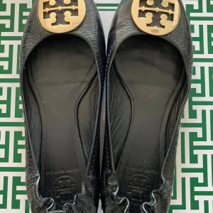Tory Burch Reva  - Tory Burch Ballerinas Reva i svart lack. Som nya, använda fåtal gånger som inneskor. Storlek 38 men små I storlek