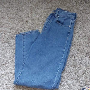 Blå loose jeans från &Denim - Säljer ett par blå loose jeans från &Denim i storlek 34. De är  högmidjade och har en avslappnad passform med raka ben. Perfekta för en casual look! 🥰