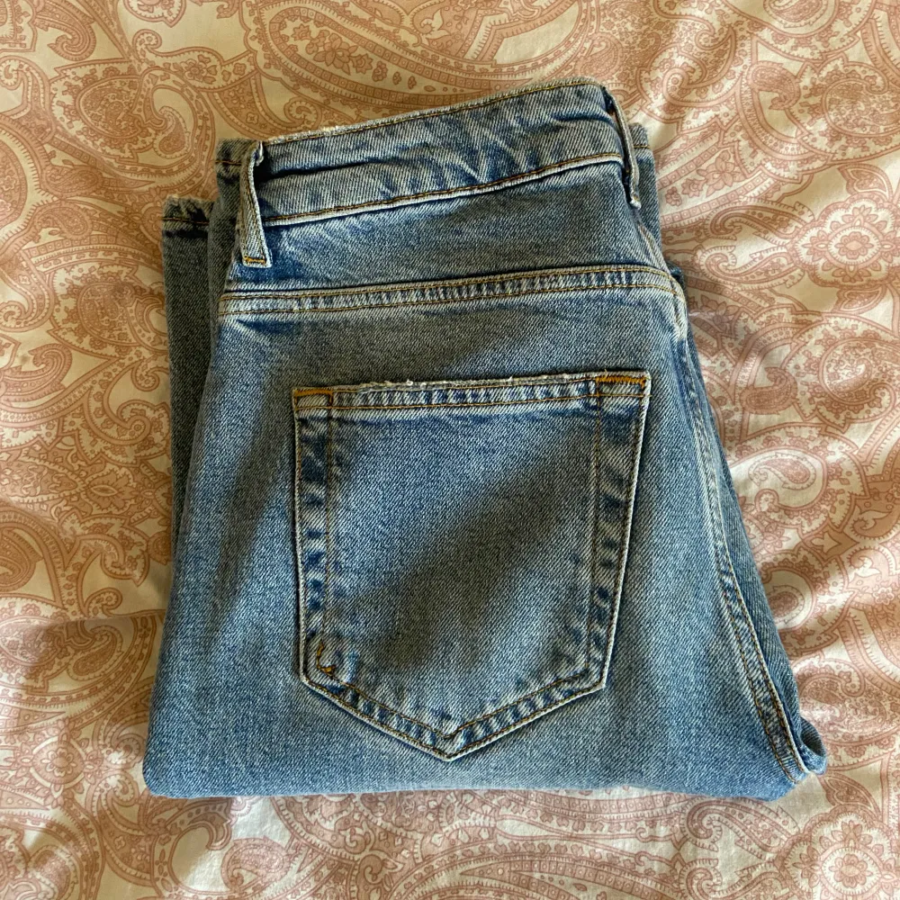 Säljer mina jeans från bikbok då de tyvärr inte passar mig längre. Jeansen är i storlek W26 L32 och modellen är mid straight. Jeansen har använts hyfsat mycket men är fortfarande i bra skick💕. Jeans & Byxor.