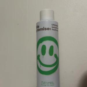 Hair powder - Aldrig använt fick en stor present och den här fanns i den. Funkar som ett torrschampo har andra produkter från företaget och jag älskar de 