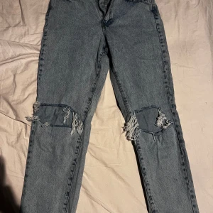 Dagny mom jeans - Dagny mom jeans från GinaTricot. använda fåtal gånger. storlek 36.  djur & rökfritt hem.