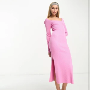 Rosa midiklänning | Stradivarius 🩷  - Rosa ribbad midiklänning från Stradivarius. Aldrig kommit till användning, så enbart provad 💘Stretchig passar allt från en Xs till en S/M