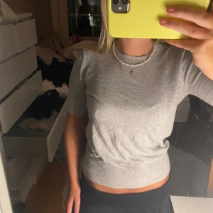 Stickad tröja - Trekvartsärmad stickad tröja i storlek S💕