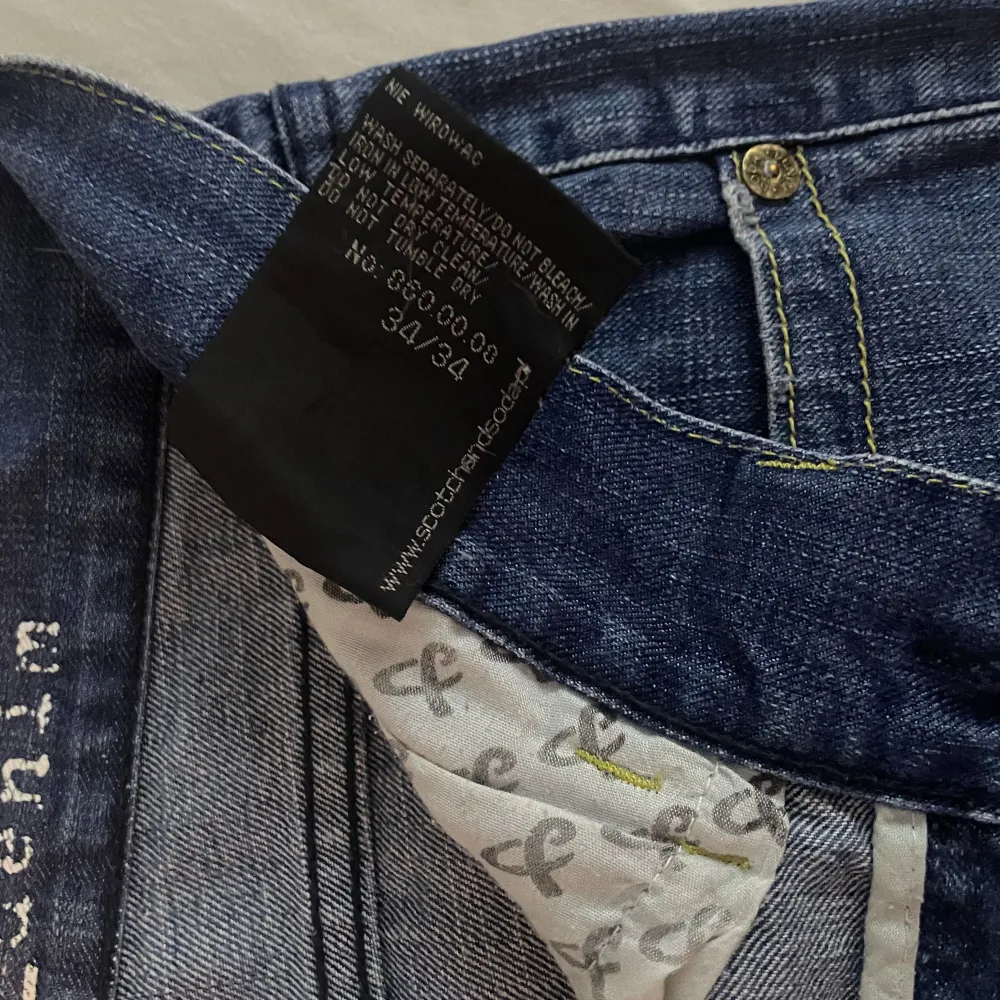 Säljer en snygg mörkblå jeanskjol från Perfect Jeans. Kjolen är i storlek S och har en klassisk femficksdesign med två bakfickor och tre framfickor. Den har en dragkedja och knapp framtill för enkel på- och avtagning. Perfekt för både vardag och fest!. Kjolar.