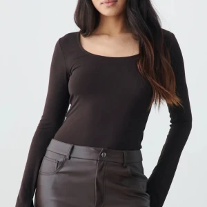Svart långärmad topp med rund hals - Säljer en brun långärmad topp med rund hals. Toppen är tight och perfekt för både vardag och fest. Den är i bra skick och passar till många olika outfits. 🤎
