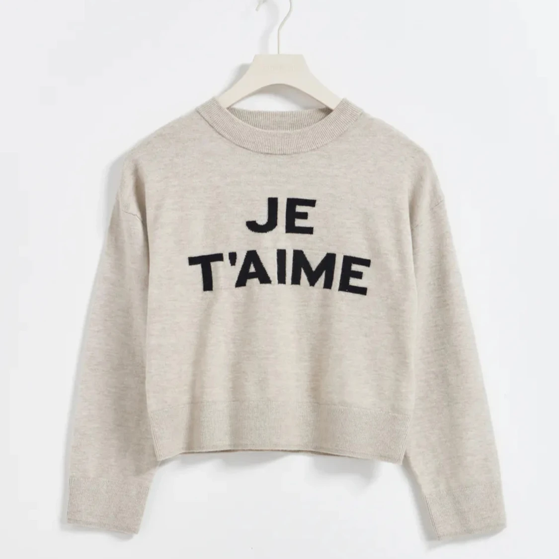 Beige tröja med texten 'JE T'AIME'