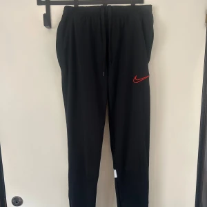 Nike byxor - Helt nya, strl S, inköpta för 900.
