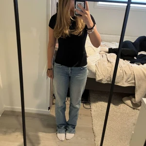 Jeans - Midwaist jeans ifrån Zara. Modellen är straight leg. Jeansen i strl 34 passar mig som är ca 160 perfekt, de är bara lite långa (inget jag har stört mig på)