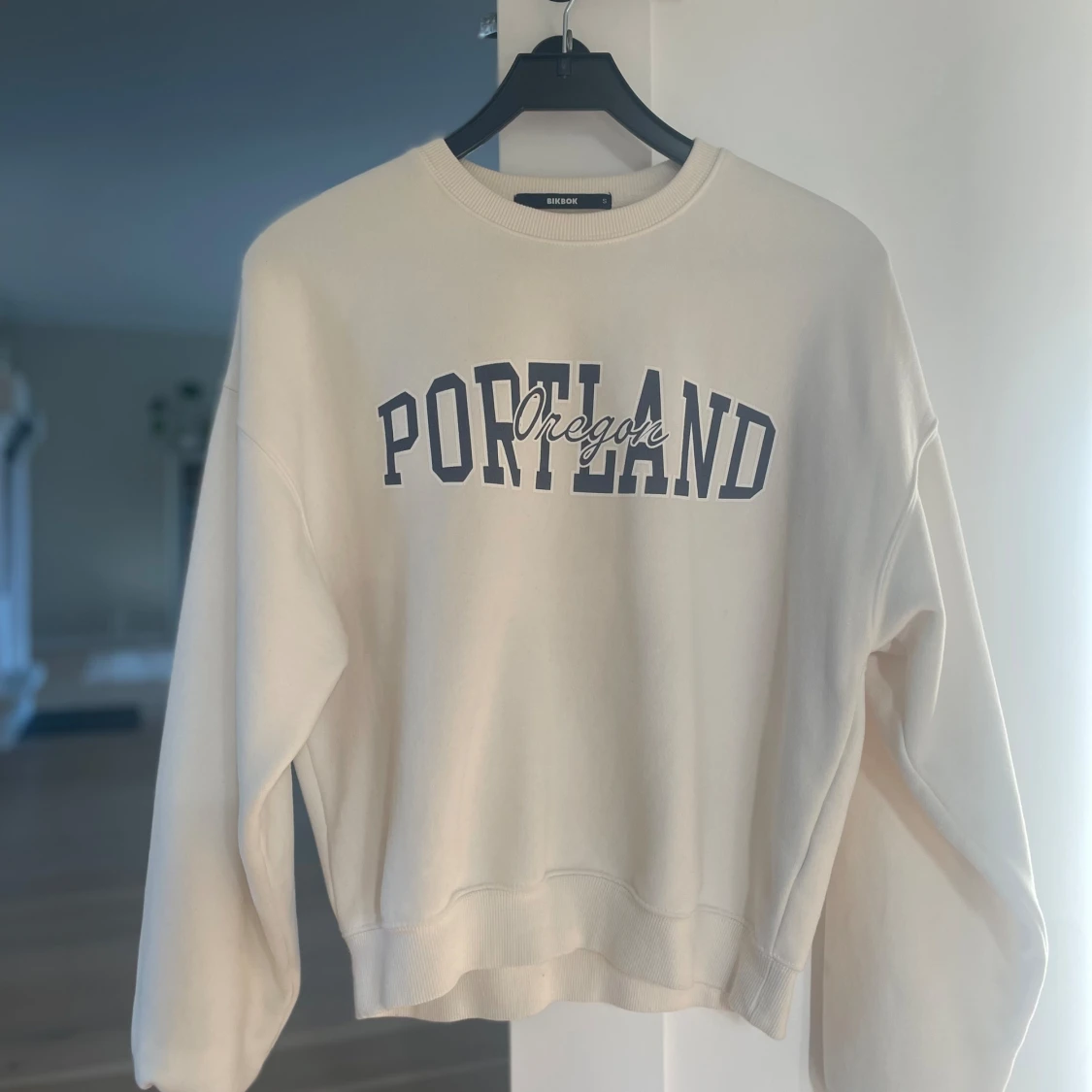 Beige sweatshirt med Portland-tryck