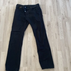 Svarta Levi’s 501 - Ett par riktigt feta Levi’s 501 som jag säljer då de inte kommer till användning längre  Storlek W32 L34