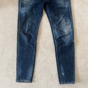 DSQUARED2 jeans - En D2 byxa som är lite smalare nertill, men sitter riktigt bra. Storlek 48, W31. De är normala i sin storlek. Ej använda så mycket, ser ut som nya. Beställda från Farfetch, Italien. Nypris 5400kr.