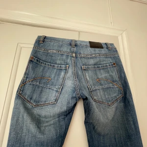 Snygga jeans - Snygga lågmidjade jeans i fint skick med fina detaljer på bakfickorna i storlek 158 men passar någon 160-165 då de är lite stora i storleken💕