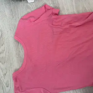 Jätte fin rosa zara T-shirt som sitter tajt och bra. i storlek s men passar också xs bra 