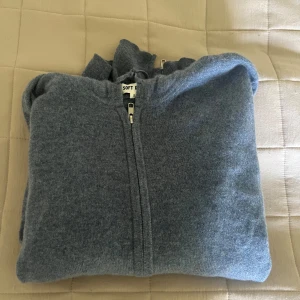 Blå soft goat hoodie  - Säljer denna blå soft goat hoodie för att den inte kommer till användning längre! Jätteskön och snygg! Frakt betalar köparen! Står inte för postens slarv!