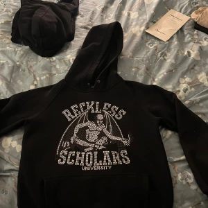 Reckless Scholars hoodie L - Använd max 10 gånger, tvättad 2 gånger, saknas någon pärla
