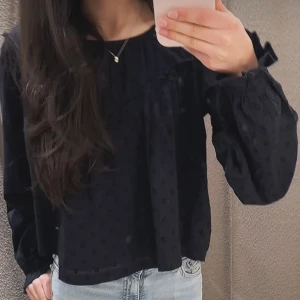 Mörk blå blus💙 xxs-xs - Snygg Mörk blå blus 💙 aldrig använd och har fortfarande lappen kvar 💝 säljer då den inte kom till användning och tiden för att lämna tillbaka hade gått ut 💓🥹