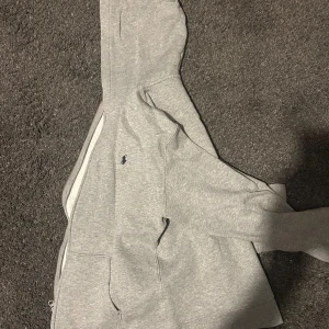 Ralph lauren zip hoodie - Storlek M passar även S, Väldigt bra skick pga aldrig använd för att den var för liten 