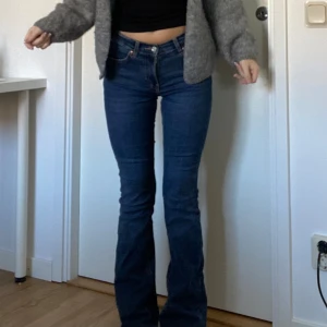Jeans - Säljer dessa mörkblå mid/lowwaist jeansen från ginatricot. Storlek 32. Det håller på att bli ett hål vid rumpan på jeansen och jag kan inte sy 🙃 därav det låga priset! Köpta för 500, säljer för 99kr