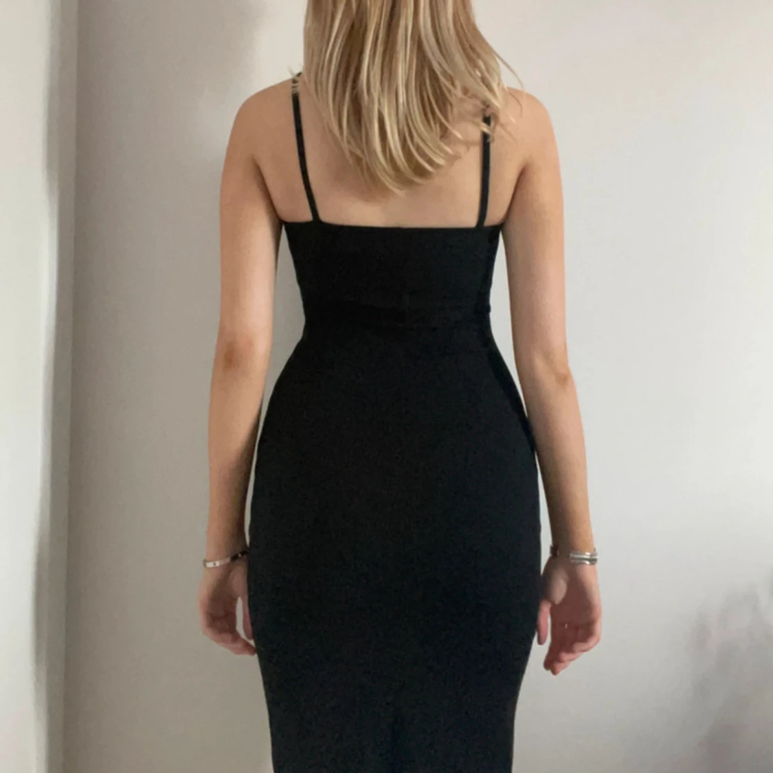 Lång svart klänning med guld detaljer - 92