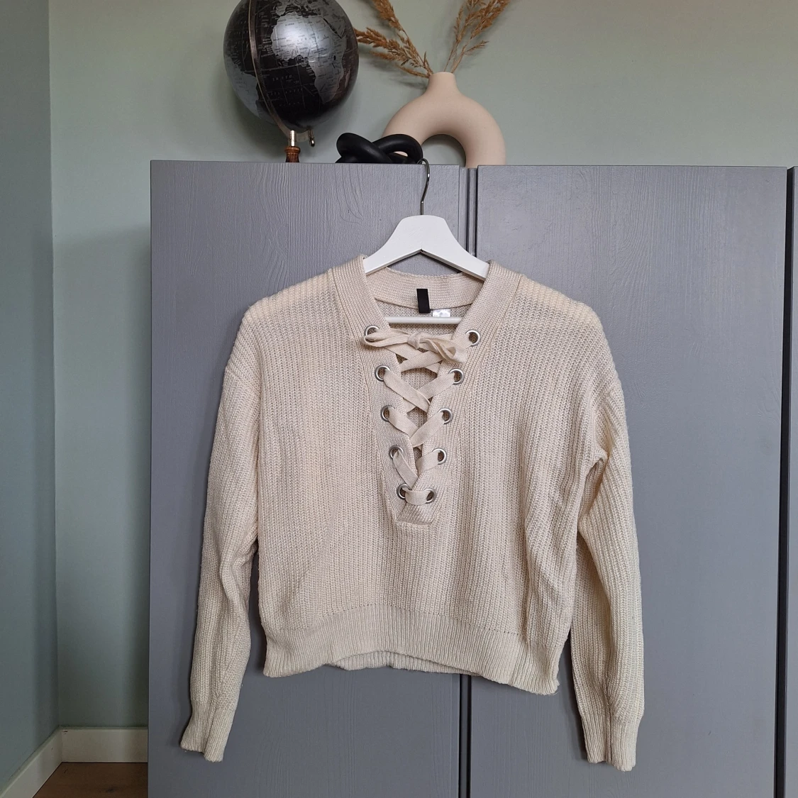 Beige stickad tröja med snörning - 90