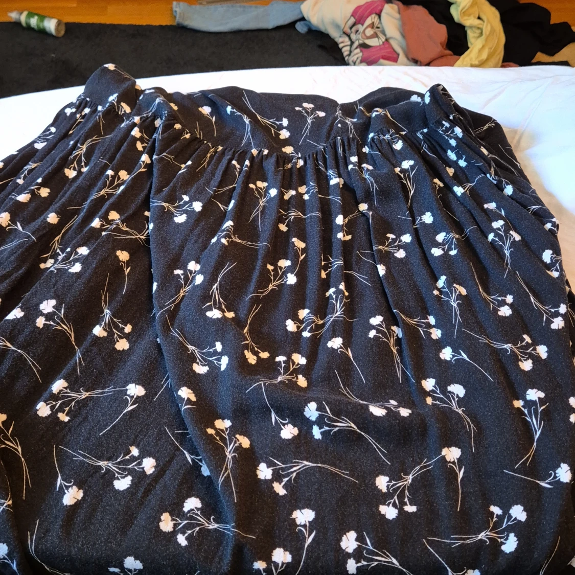 Svart blommig klänning - 92