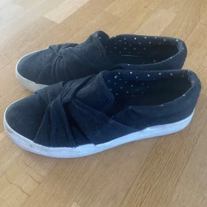 coola sneakers - coola sneakers som säljs då de inte kommer till användning pga för små😍 Fint skick🙌🏼 Endast damm som syns på bilden, och tvättas såklart innan leverans😇 Pris kan diskuteras😍