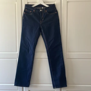 Jeans från Weekday i strl 28/32 - Jeans från Weekday i modellen Pin Mid Straight Jeans, mörkblå tvätt. Strl 28/32. Mycket fint skick. Rak modell. 