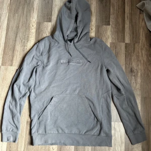 Peak performance hoodie - Säljer denna peak hoodien då den aldrig har kommit till användning, använd fåtal gånger