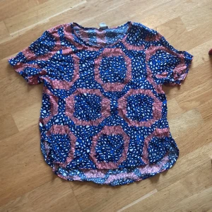 Blus med mönster - Blus med mönster från monki . Fins ett litet hål på framsidan som syns på sista bilden men sysns knappast när man har på sig 