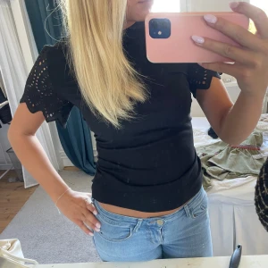 T-shirt  - T-shirt med spetsdetaljer på ärmarna, aldrig använd!🩷