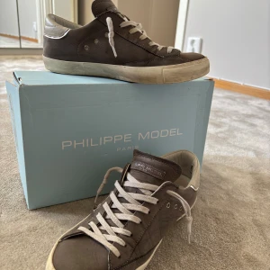 Säljer nu dessa tvär feta Philippe Model skorna! - Storlek 41, skick 8/10, använda i några månader, pris 2099: ny pris 4500, box Vid frågor eller fler bilder tveka inte att höra av dig! Pris kan diskuteras!