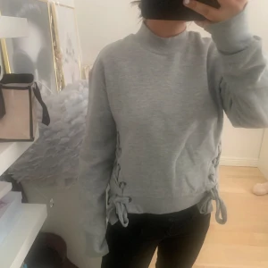Hoodie med snörning! - Super skön med inga defekter alls!