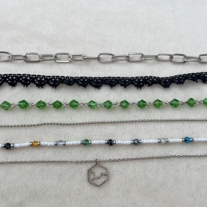 Halsband 🪼🦪 - Massa olika halsband🐠   Skriv privat för pris🐚