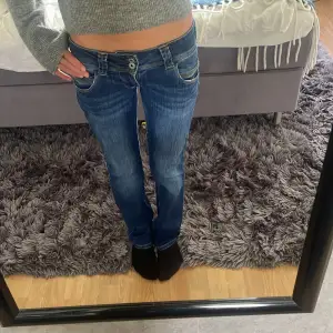 Jättefina långlivade jeans säljer pga dom är för små! Köpa för 10 månader sen i London nypris ca 900 . Pris kan diskuteras!💗 