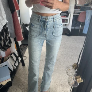 Jeans med fickor fram - Säljer dessa bootcut jeansen med fickor där fram! Jeansen är avklippa så de passar längden 160-163! Bra skick!💕😊