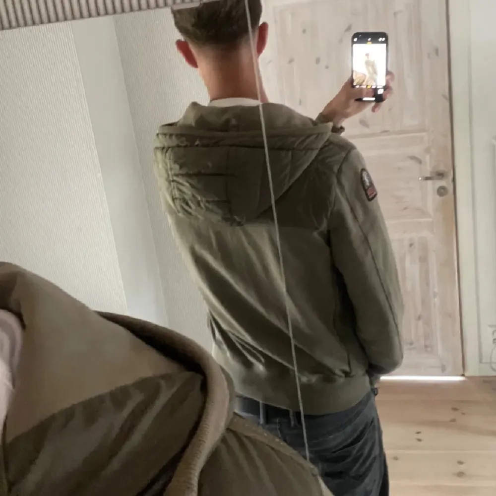 Tja! Jag säljer en assnygg Parajumper cardigan i storleken M. Perfekt nu till hösten. Den är modellen Ivor vilken jag tycker är snyggast! Säljer pågrund att den har blivit för liten för mig. Den har 2 pyttesmå slitningar, inget man ser vid användning. Jackor.