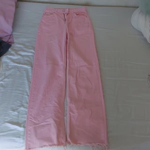 Rosa jeans från Perfect Jeans - Säljer ett par snygga rosa jeans från Gina tricot i storlek 34. De är högmidjade och har en straight fit med fransiga kanter längst ner. Perfekta för vår och sommar! 🩷 den har en liten blå fläck på baksidan av byxan. syns nästan inte