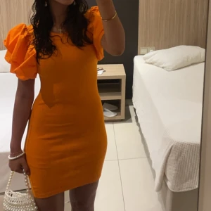 Säljer denna snygga sommar 🍊klänningen ifrån zara!  - Använd 1 gång!  Väldigt bra skick. Passar XS/S. 🍊🍊