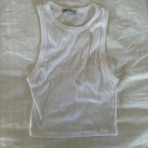 Vitt linne - Fint vitt cropped linne med ribbat material 🤍.