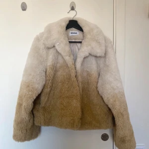 Pälsjacka - Pälsjacka från Weekday i nyskick! Så fin till hösten💕