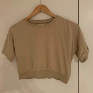 Kort tshirt - Ganska kort T-shirt från lager 157. 💓skriv för fler bilder!