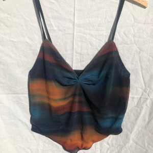 Croptopp  - Söt topp med v-cut längst ned. Nypris 100kr