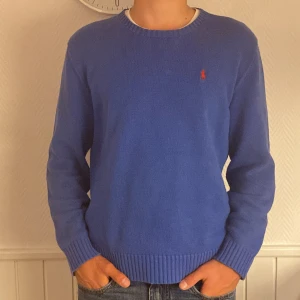 Polo Ralph lauren crewneck - Polo Ralph lauren crewneck i bra skick. Den är i storleken medium men passar även på storleken small.