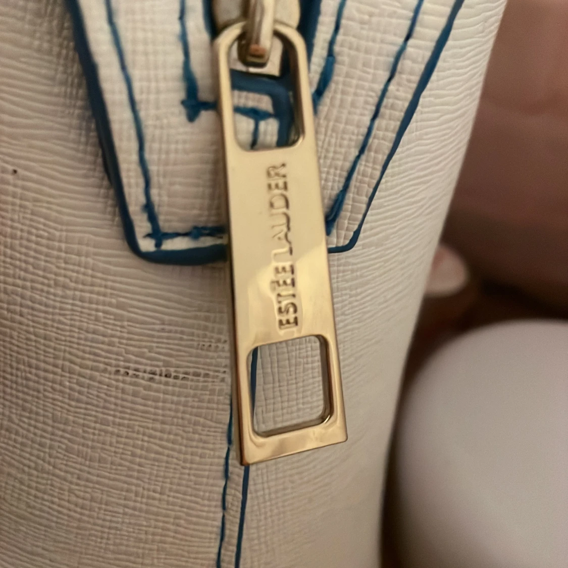 Vit och blå necessär från Estée Lauder - 91