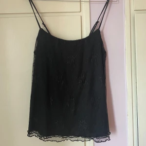Linne i spets - Helt ny med prislapp på😊