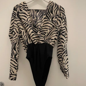 Body - Body Shein. Mötas i Stockholm/fraktas