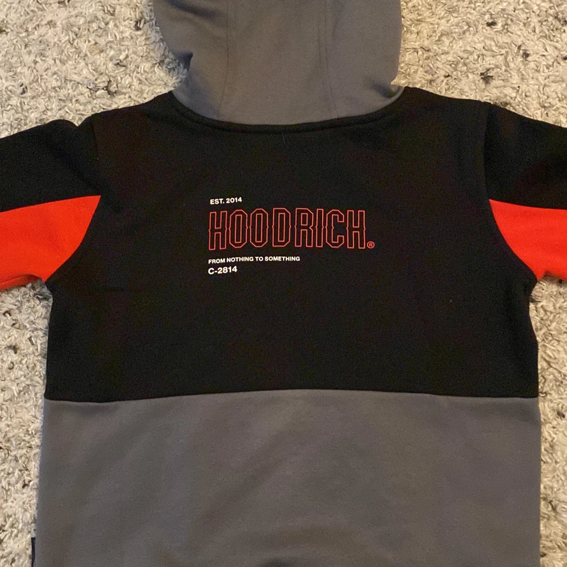 Svart, grå och röd hoodie från Hoodrich - 1